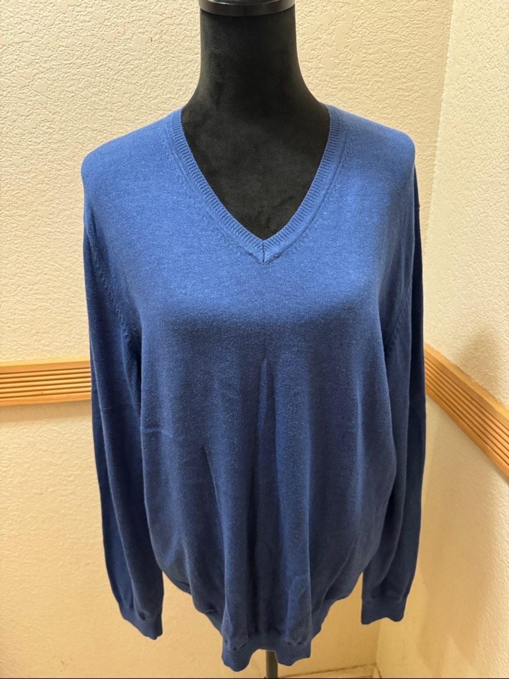 Men’s Van Heusen Navy Blue V-Neck Sweater Size L